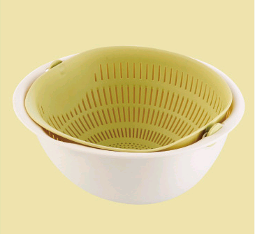 Portable fruit and vegetable cleaning basket