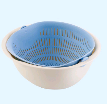 Portable fruit and vegetable cleaning basket